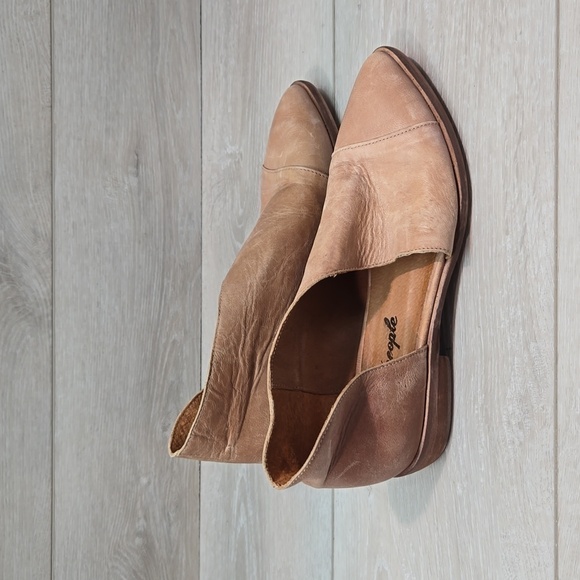 Free People Women Cutout Side Ankle Leather Pointed toe boots shoes sz 37/6 - Picture 2 of 11